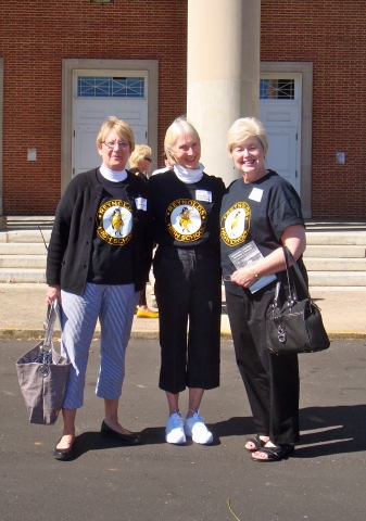 Joan Waller Lide, Mary Beth Hinkle Johnson and Marilyn Marcuson Hall at the tour on Saturday morning.